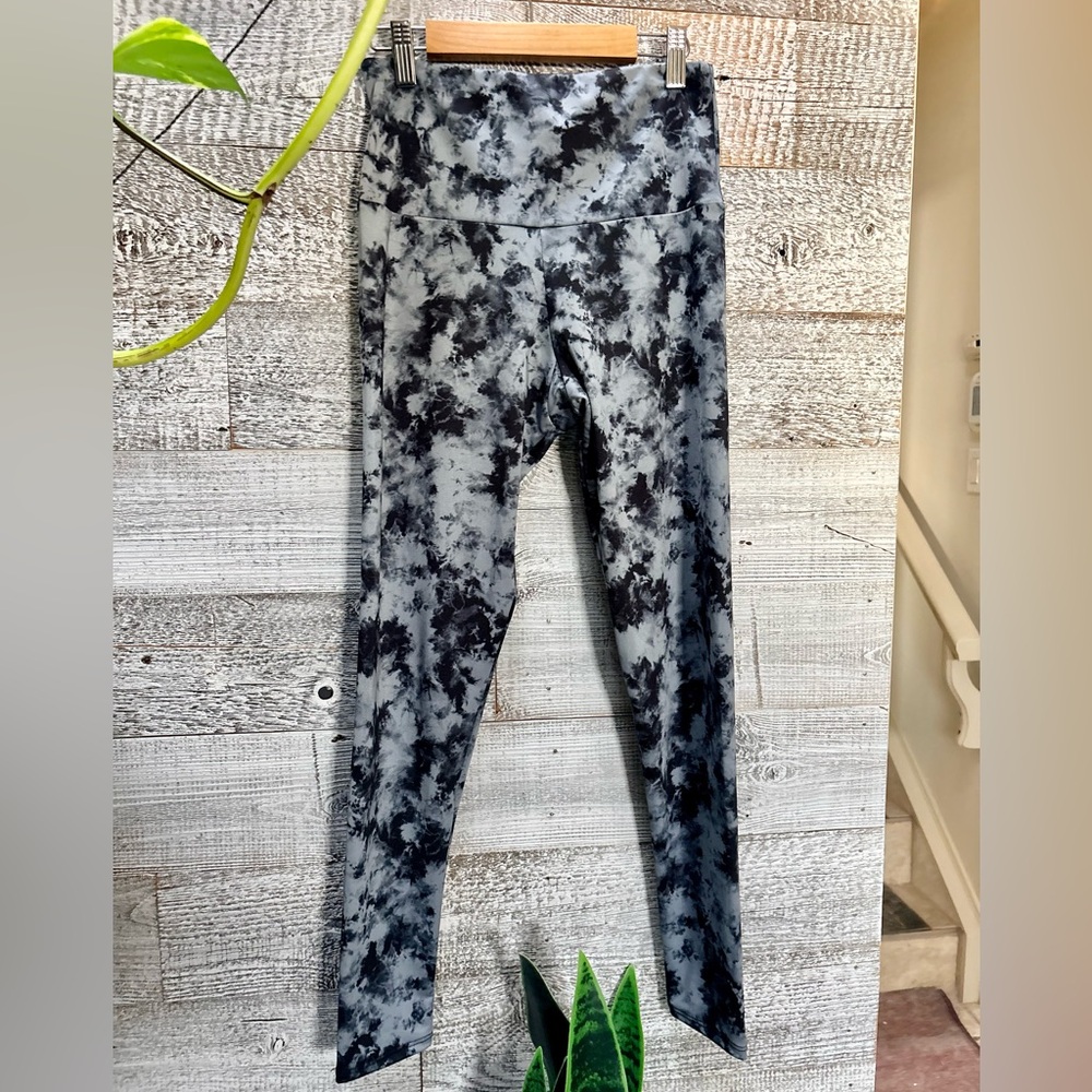 🏷 Onzie | High Rise Midi 7/8 Activewear Leggings – S/M, Moonstone Acid Wash
